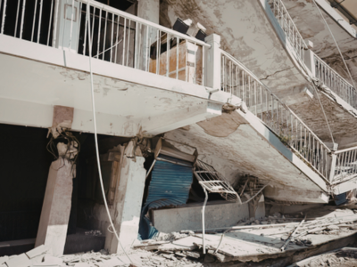 A partially collapsed building with visible structural damage and debris illustrates how negligent design, construction defects, or code violations can lead to structural failure and potential liability in Atlanta building collapse claims