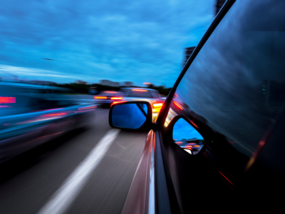 Cars traveling at high speed in traffic, representing speeding and fault in Atlanta left-turn accidents.